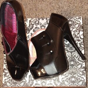 Bordello patent ankleboots.